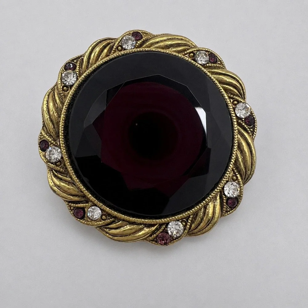 Vintage Gold Tone Round Brooch Purple Faceted Glass Rhinestone Ornate Pin 1.5in